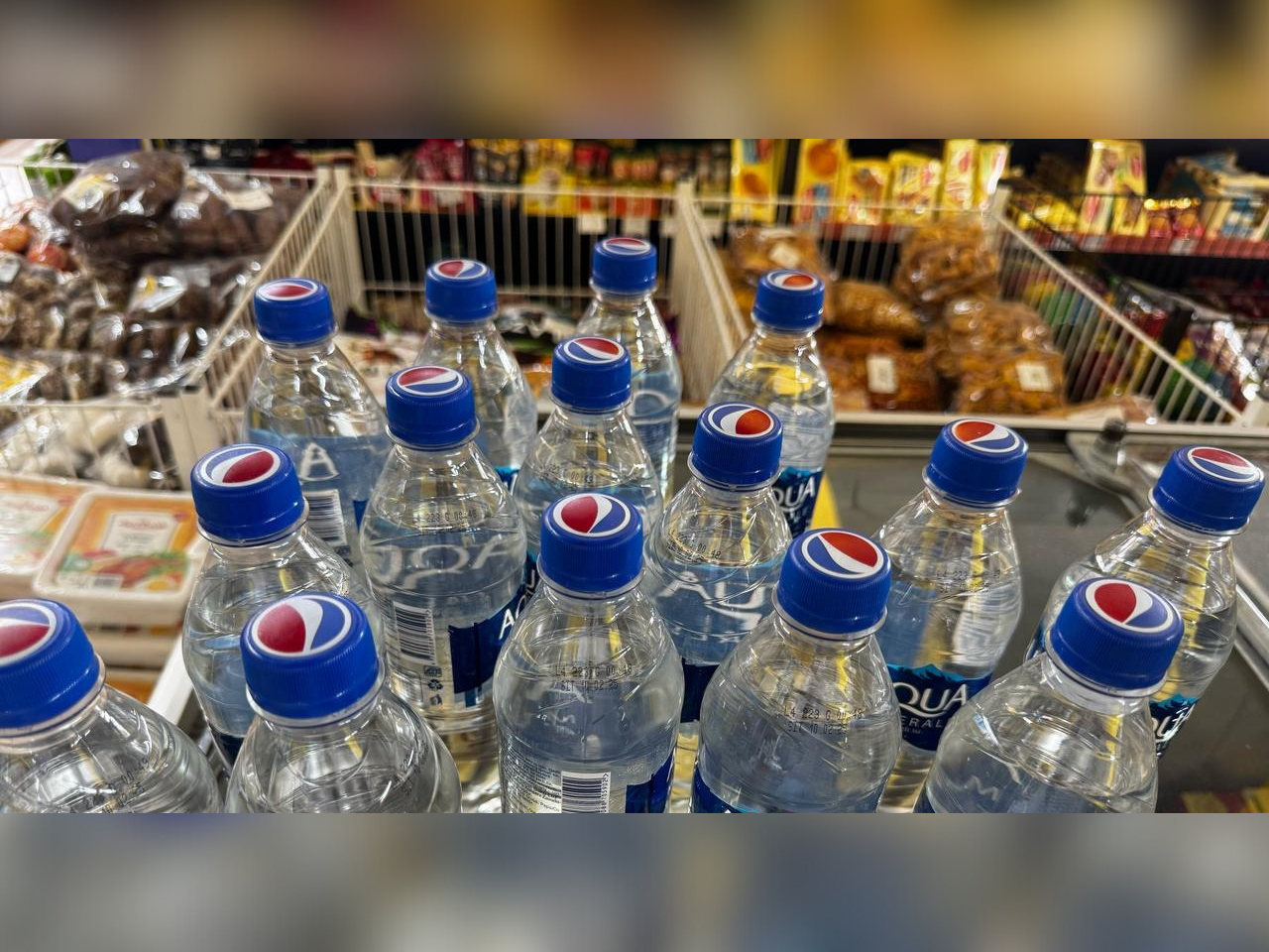 Bu marketdə vaxtı keçmiş məhsullar satılırmış - FOTOLAR