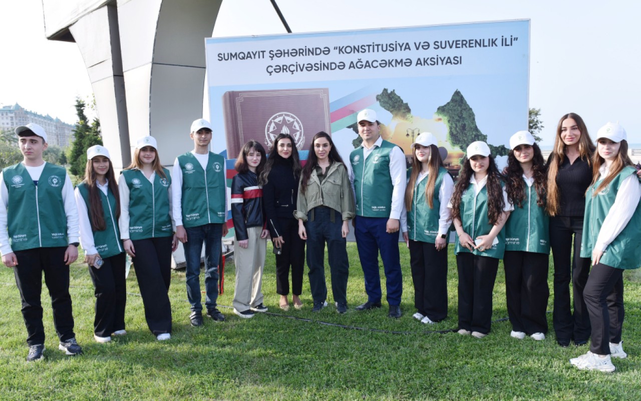 Leyla və Arzu Əliyevalar ağacəkmə aksiyasında- FOTOLAR Leyla və Arzu Əliyevalar ağacəkmə aksiyasında- FOTOLAR