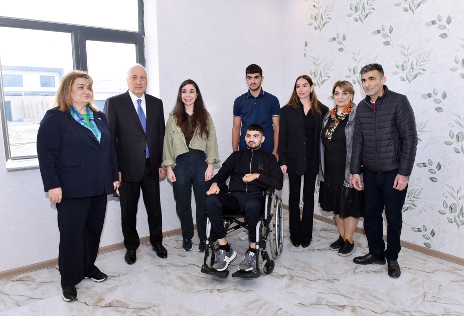 Leyla və Arzu Əliyevalar ağacəkmə aksiyasında - FOTOLAR