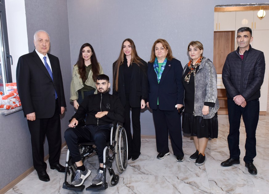 Leyla və Arzu Əliyevalar ağacəkmə aksiyasında - FOTOLAR