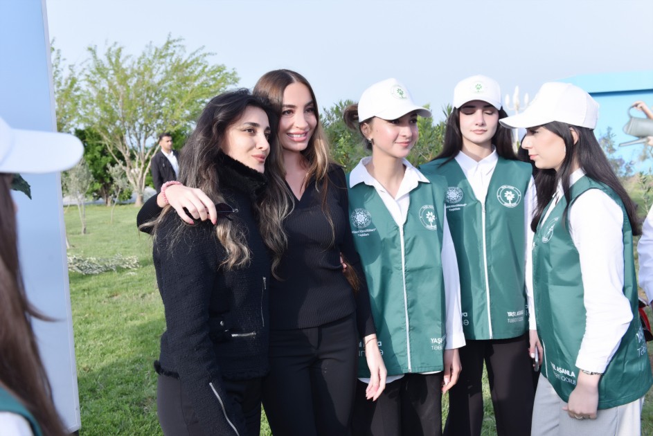 Leyla və Arzu Əliyevalar ağacəkmə aksiyasında - FOTOLAR