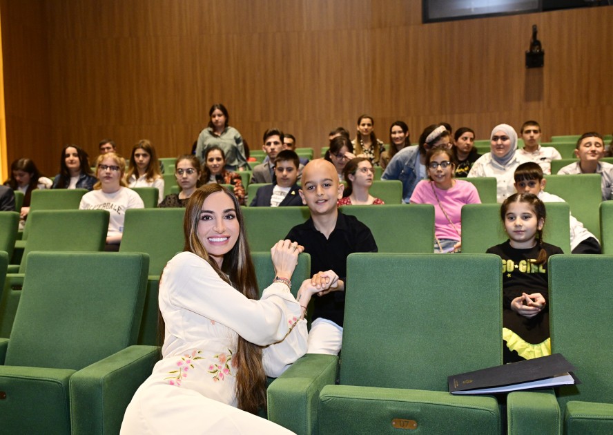 Leyla və Arzu Əliyeva həssas qruplara aid şəxslərin yaradıcılığı ilə tanış oldular - FOTOLAR