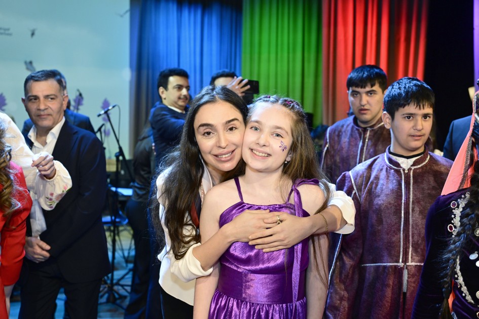 Leyla və Arzu Əliyeva həssas qruplara aid şəxslərin yaradıcılığı ilə tanış oldular - FOTOLAR