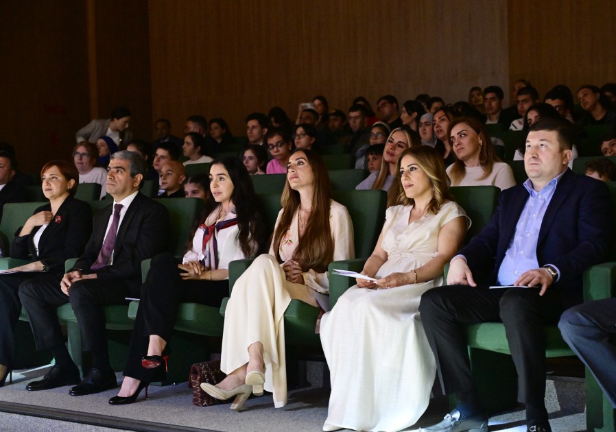 Leyla və Arzu Əliyeva həssas qruplara aid şəxslərin yaradıcılığı ilə tanış oldular - FOTOLAR