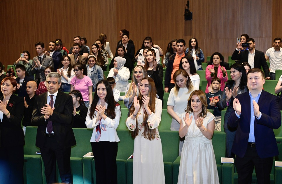 Leyla və Arzu Əliyeva həssas qruplara aid şəxslərin yaradıcılığı ilə tanış oldular - FOTOLAR