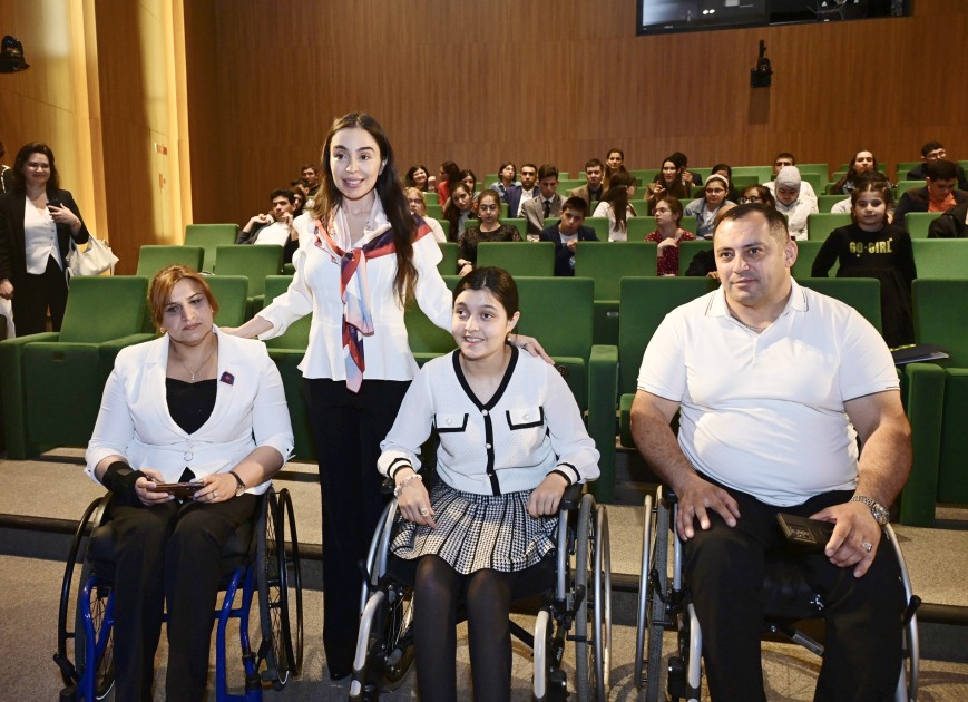 Leyla və Arzu Əliyeva həssas qruplara aid şəxslərin yaradıcılığı ilə tanış oldular - FOTOLAR