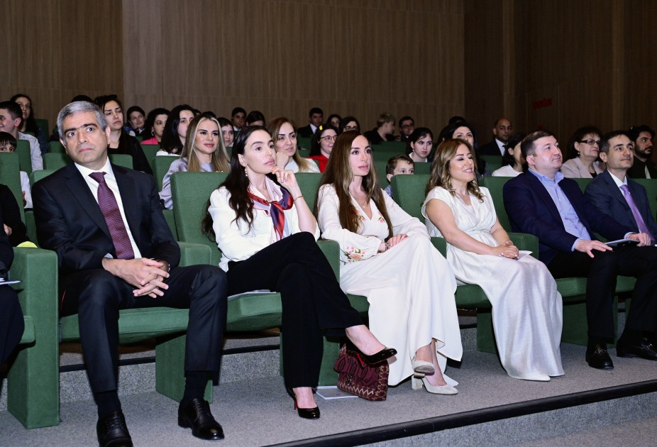 Leyla və Arzu Əliyeva həssas qruplara aid şəxslərin yaradıcılığı ilə tanış oldular - FOTOLAR