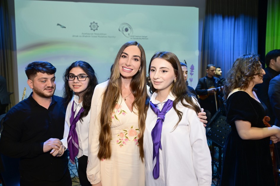 Leyla və Arzu Əliyeva həssas qruplara aid şəxslərin yaradıcılığı ilə tanış oldular - FOTOLAR