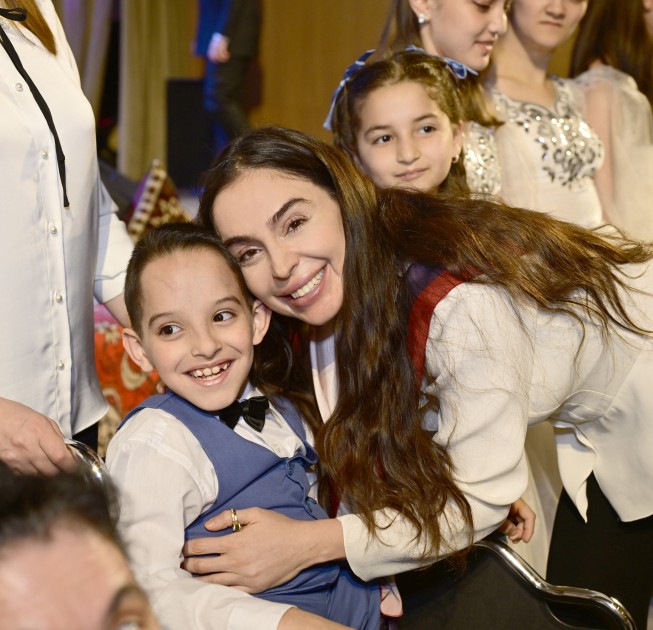 Leyla və Arzu Əliyeva həssas qruplara aid şəxslərin yaradıcılığı ilə tanış oldular - FOTOLAR