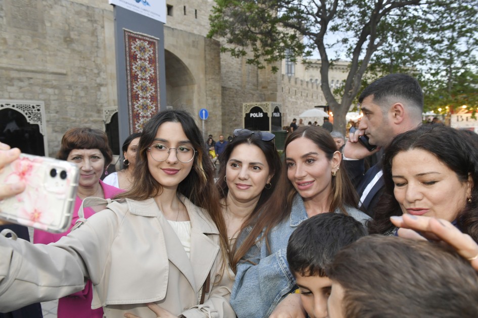 Leyla və Arzu Əliyeva Beynəlxalq Xalça Festivalında - FOTOLAR