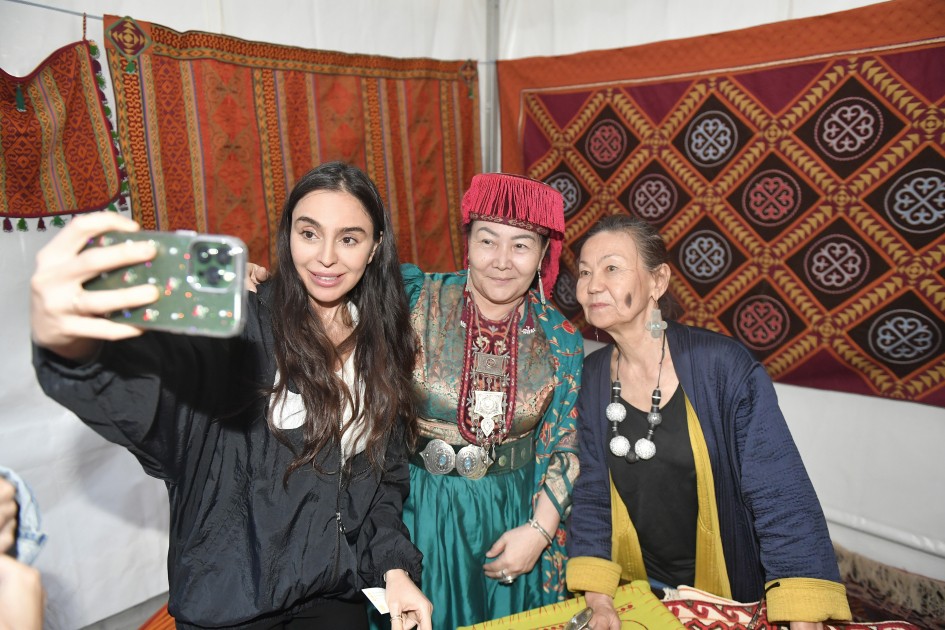 Leyla və Arzu Əliyeva Beynəlxalq Xalça Festivalında - FOTOLAR