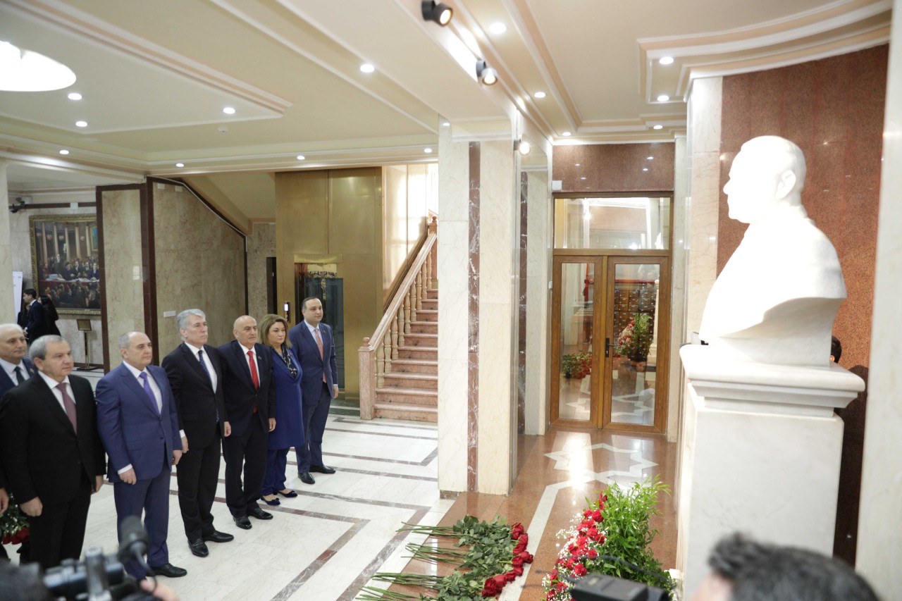Tahir Budaqov Heydər Əliyevə həsr olunmuş konfransda çıxış etdi - FOTOLAR