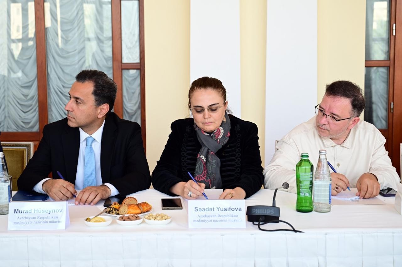 “Musiqi və incəsənət məktəblərində müəllim keyfiyyəti” mövzusunda dəyirmi masa keçirildi - FOTOLAR