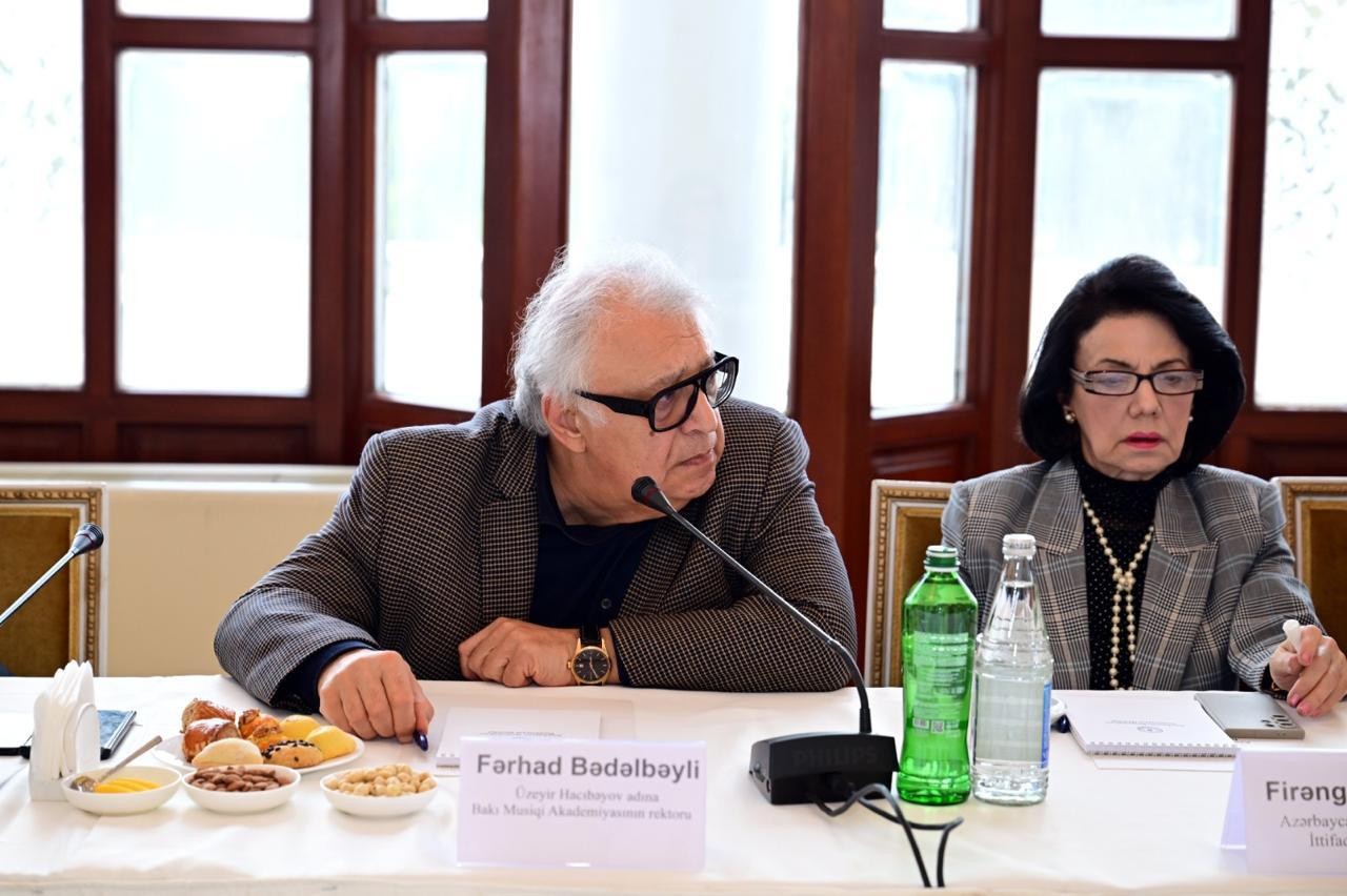 “Musiqi və incəsənət məktəblərində müəllim keyfiyyəti” mövzusunda dəyirmi masa keçirildi - FOTOLAR