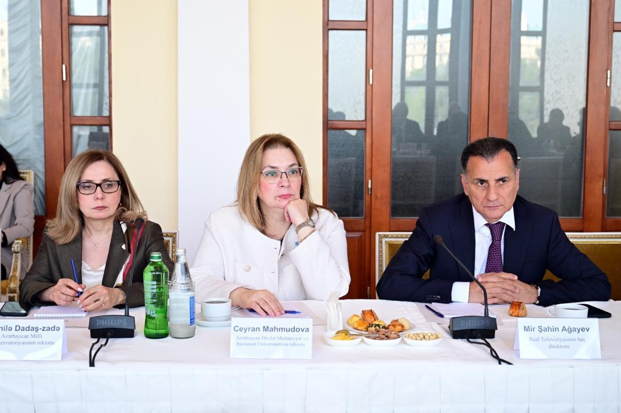 “Musiqi və incəsənət məktəblərində müəllim keyfiyyəti” mövzusunda dəyirmi masa keçirildi - FOTOLAR