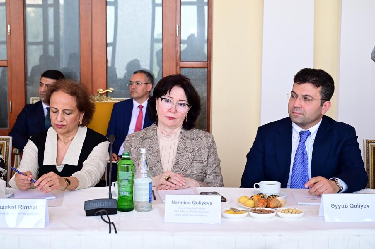 “Musiqi və incəsənət məktəblərində müəllim keyfiyyəti” mövzusunda dəyirmi masa keçirildi - FOTOLAR