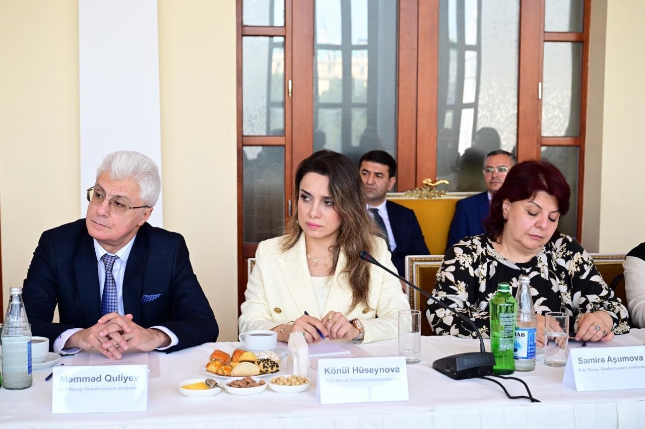 “Musiqi və incəsənət məktəblərində müəllim keyfiyyəti” mövzusunda dəyirmi masa keçirildi - FOTOLAR
