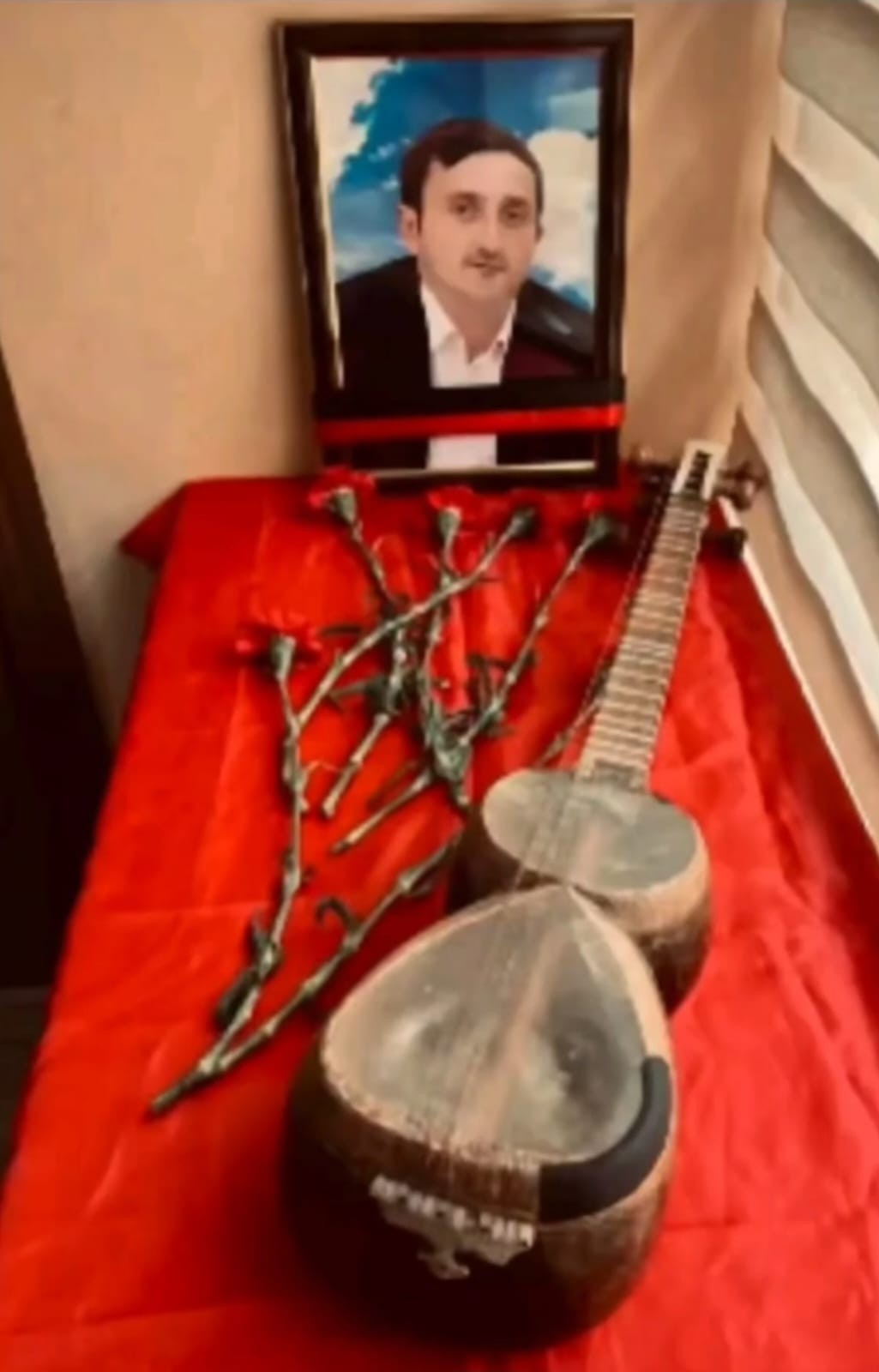 İntihar edən tar müəlliminin FOTOSU