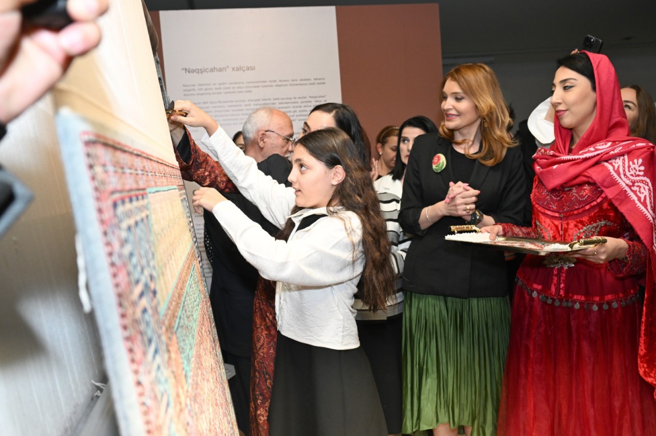 Leyla və Arzu Əliyevalar “Rabat xalça sənəti” sərgisində - FOTOLAR