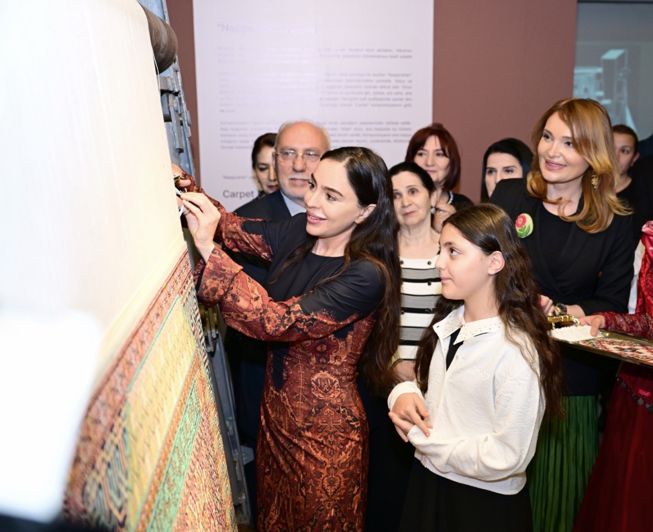 Leyla və Arzu Əliyevalar “Rabat xalça sənəti” sərgisində - FOTOLAR