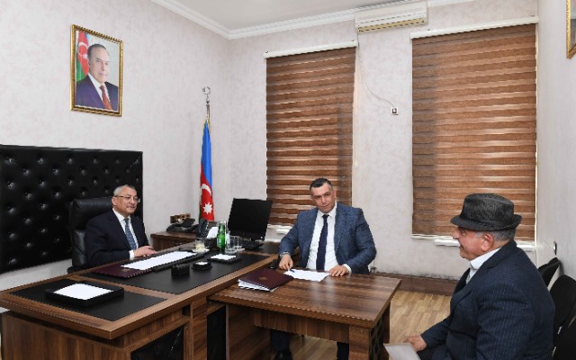 Rövşən Rzayev vətəndaşların müraciətlərini dinlədi -FOTOLAR Rövşən Rzayev vətəndaşların müraciətlərini dinlədi -FOTOLAR