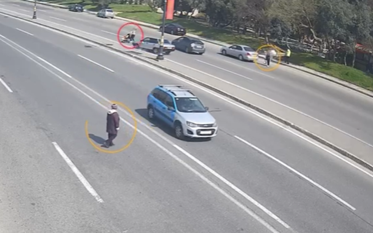 Bakıda maşın uşaq arabası ilə yolu keçən qadını vurdu- VİDEO Bakıda maşın uşaq arabası ilə yolu keçən qadını vurdu- VİDEO