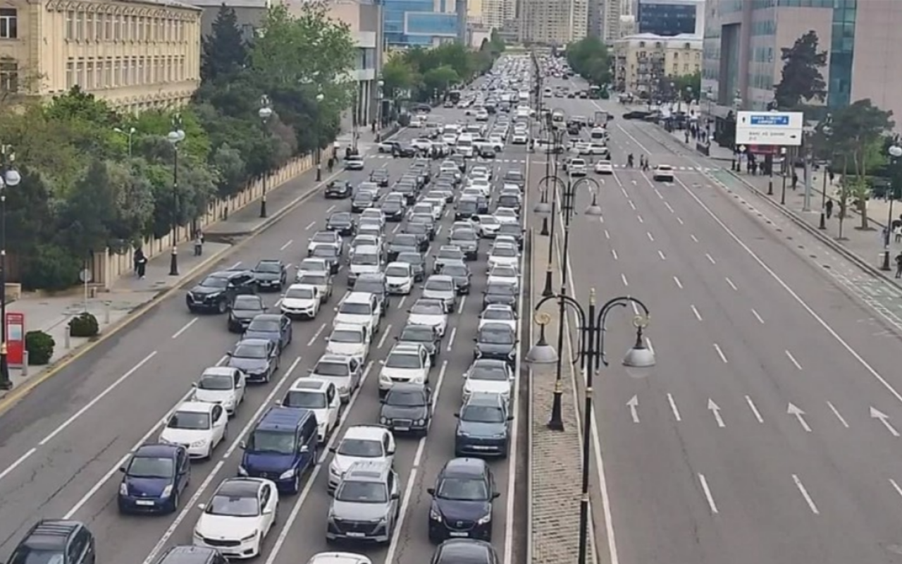 Bu yollarda tıxac var -SİYAHI Bu yollarda tıxac var -SİYAHI