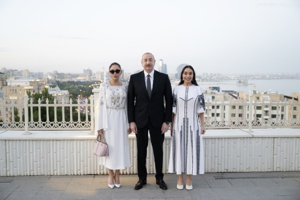 Prezident və ailə üzvləri Vyetnam rəsm sərgisində- FOTOLAR Prezident və ailə üzvləri Vyetnam rəsm sərgisində- FOTOLAR