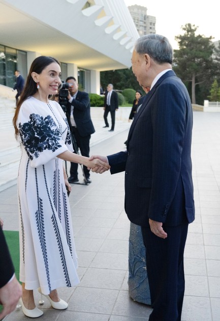 Prezident və ailə üzvləri Vyetnam rəsm sərgisində - FOTOLAR