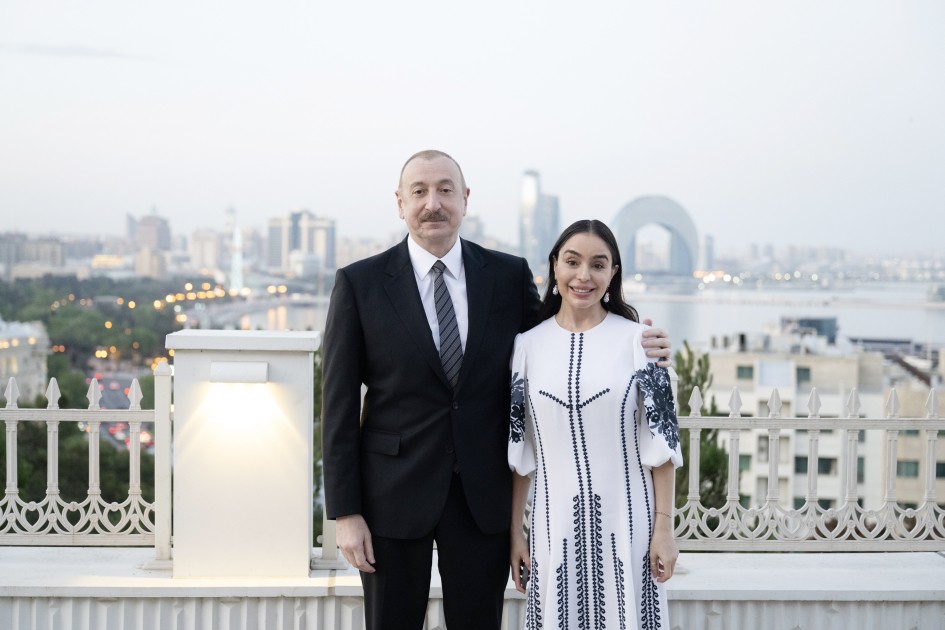 Prezident və ailə üzvləri Vyetnam rəsm sərgisində - FOTOLAR