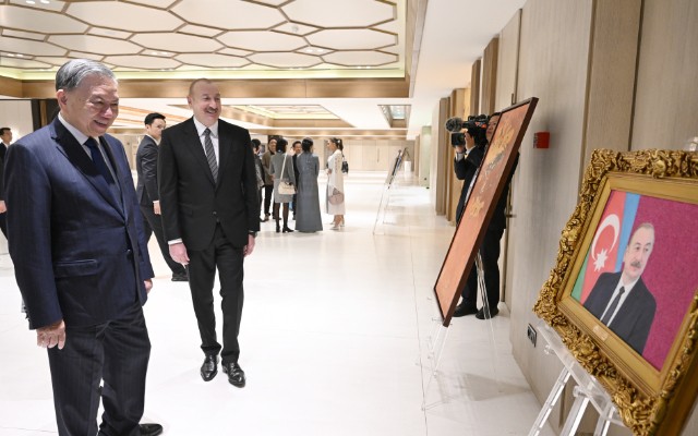 Vyetnamlı rəssamlar İlham Əliyevinportretini çəkiblər Vyetnamlı rəssamlar İlham Əliyevinportretini çəkiblər