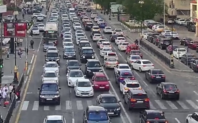 Hazırda bu yollarda sıxlıq var- SİYAHI Hazırda bu yollarda sıxlıq var- SİYAHI
