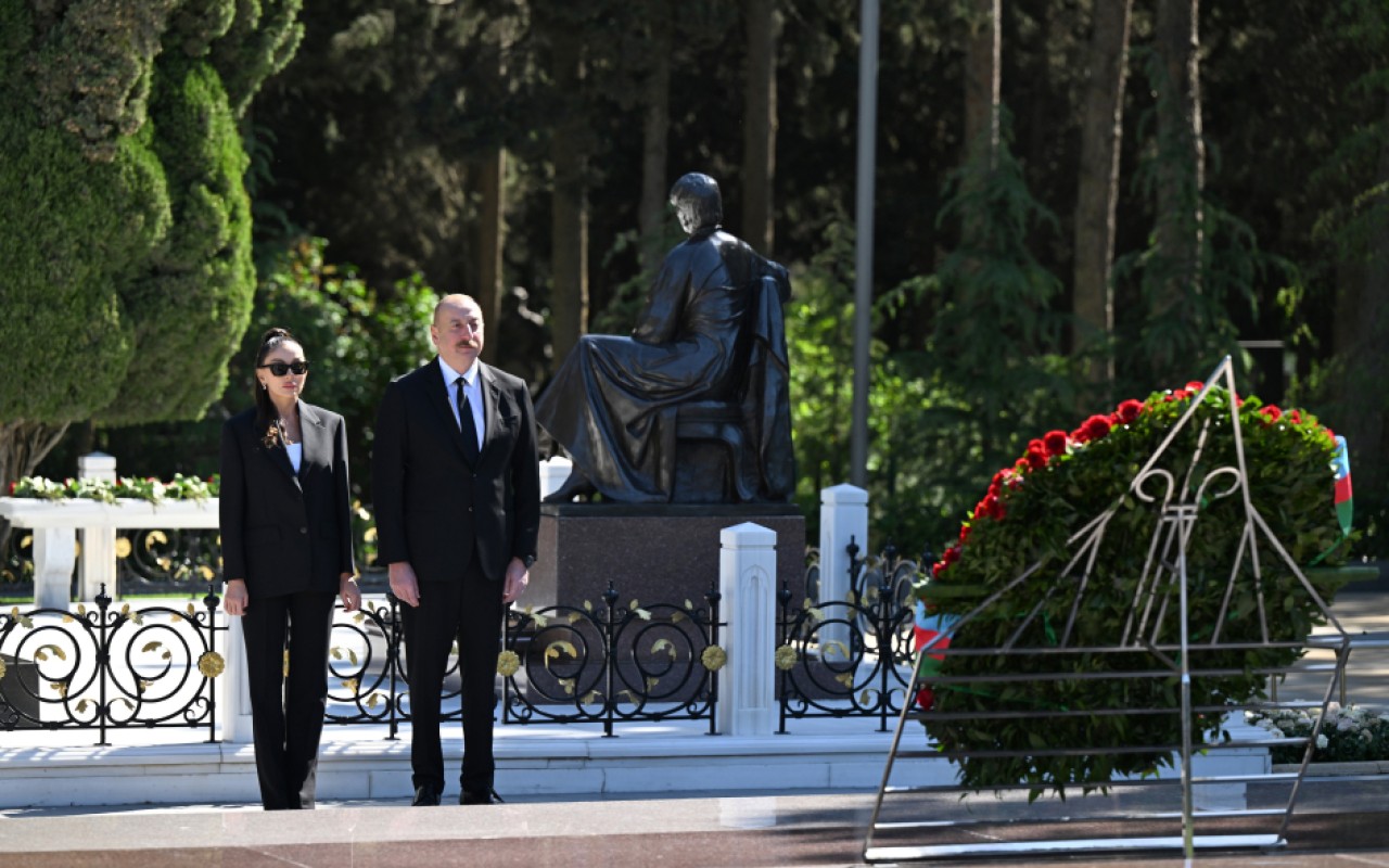 Prezident və xanımı Heydər Əliyevin məzarını ziyarət etdi Prezident və xanımı Heydər Əliyevin məzarını ziyarət etdi