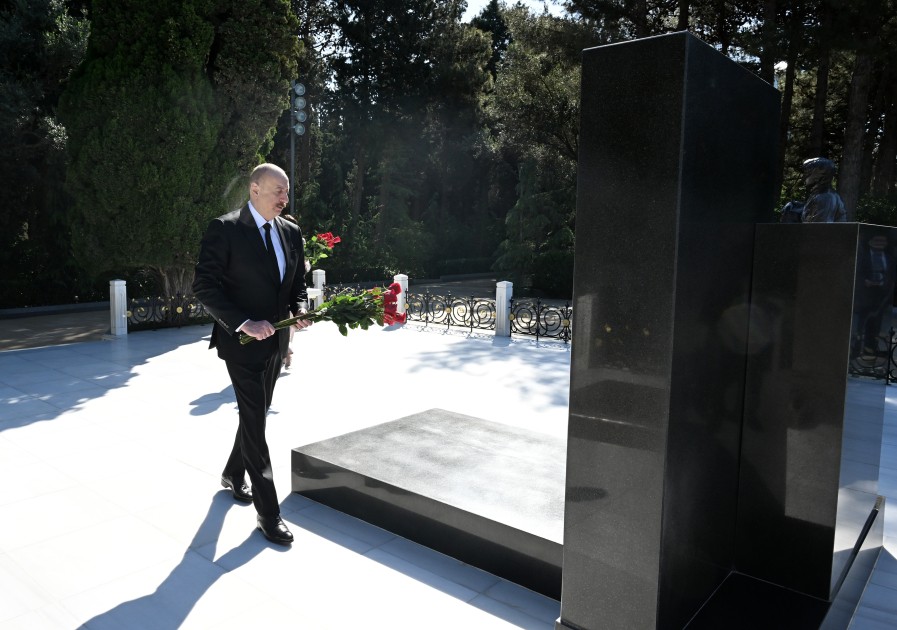 Prezident və xanımı Heydər Əliyevin məzarını ziyarət etdi - FOTOLAR