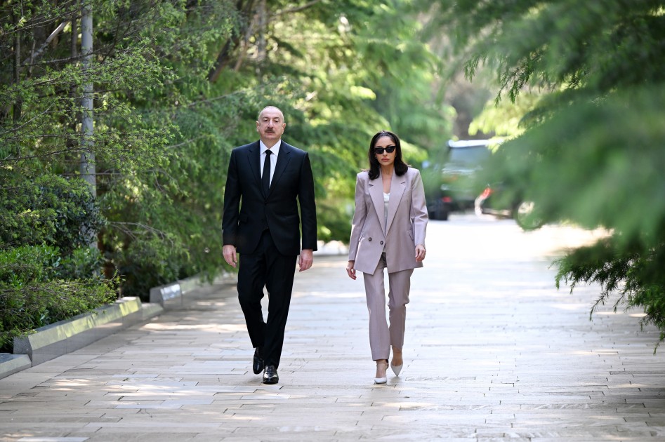 Prezident və xanımı Heydər Əliyevin məzarını ziyarət etdi - FOTOLAR