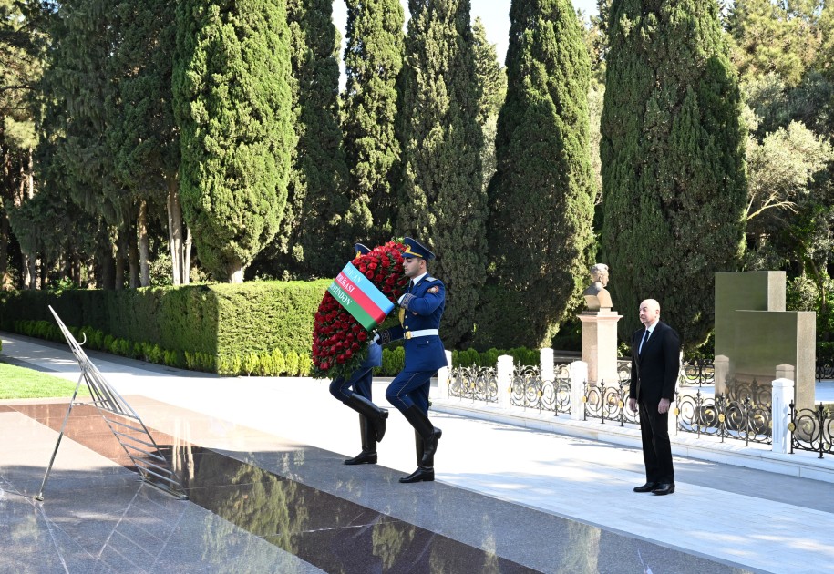 Prezident və xanımı Heydər Əliyevin məzarını ziyarət etdi - FOTOLAR