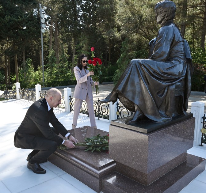 Prezident və xanımı Heydər Əliyevin məzarını ziyarət etdi - FOTOLAR