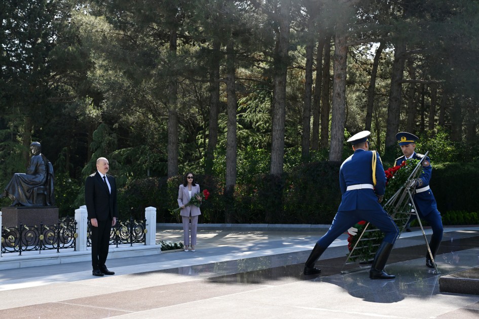 Prezident və xanımı Heydər Əliyevin məzarını ziyarət etdi - FOTOLAR