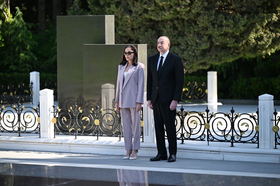 Prezident və xanımı Heydər Əliyevin məzarını ziyarət etdi - FOTOLAR