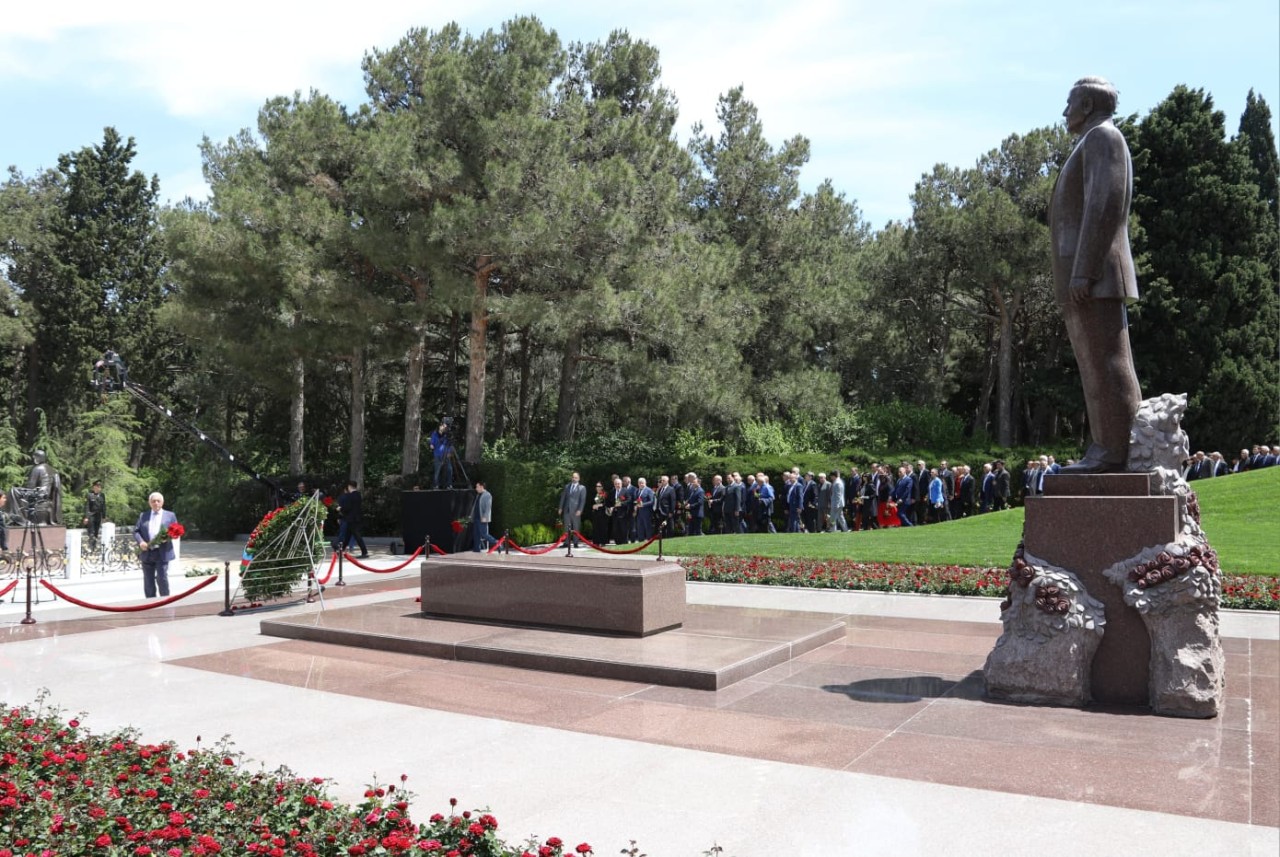 “AzərEnerji” Heydər Əliyevlə bağlı tədbirlər keçirib - FOTOLAR