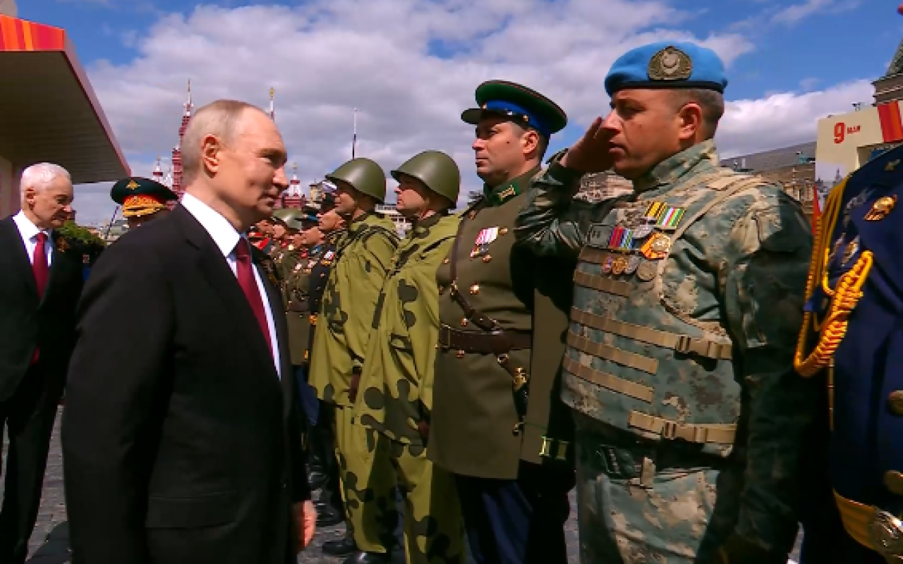 Putin Azərbaycan parad heyətinin komandiri ilə salamlaşdı- VİDEO Putin Azərbaycan parad heyətinin komandiri ilə salamlaşdı- VİDEO