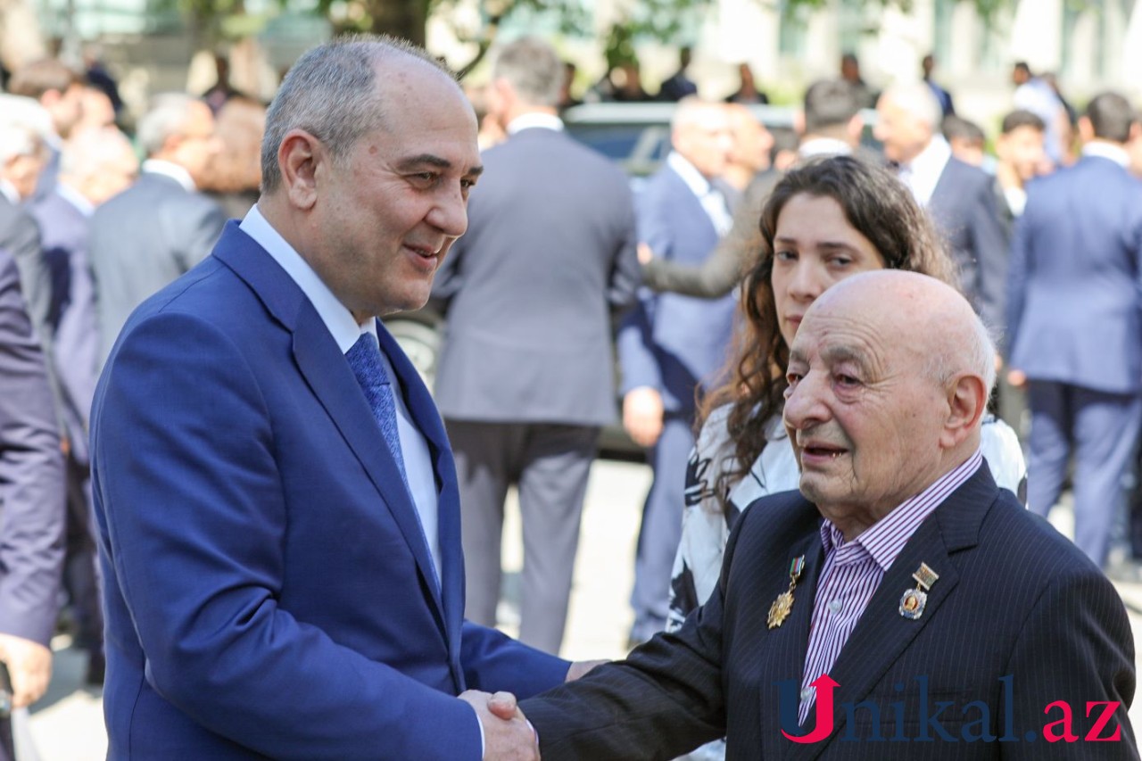Tahir Budaqov Heydər Əliyevin məzarını ziyarət edib - FOTO