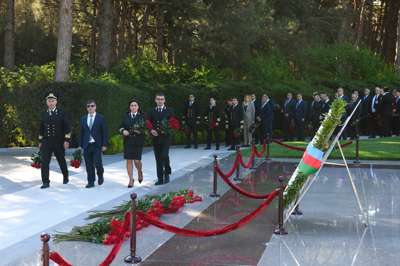 Dövlət Dəniz və Liman Agentliyinin kollektivi Fəxri Xiyabanda Ulu Öndərin abidəsini ziyarət edib - FOTOLAR