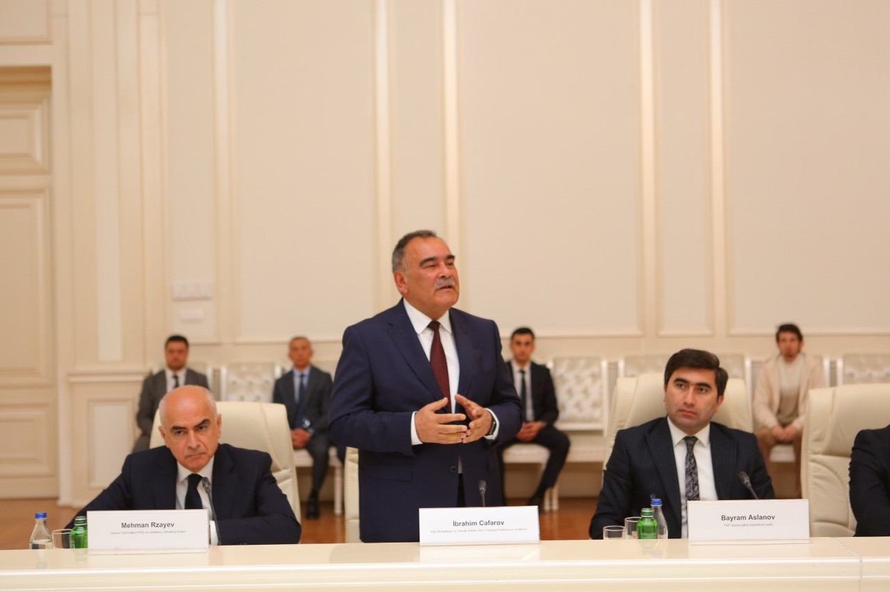 Gəncədə Ulu Öndərə həsr olunmuş dəyirmi masa keçirilib - FOTOLAR