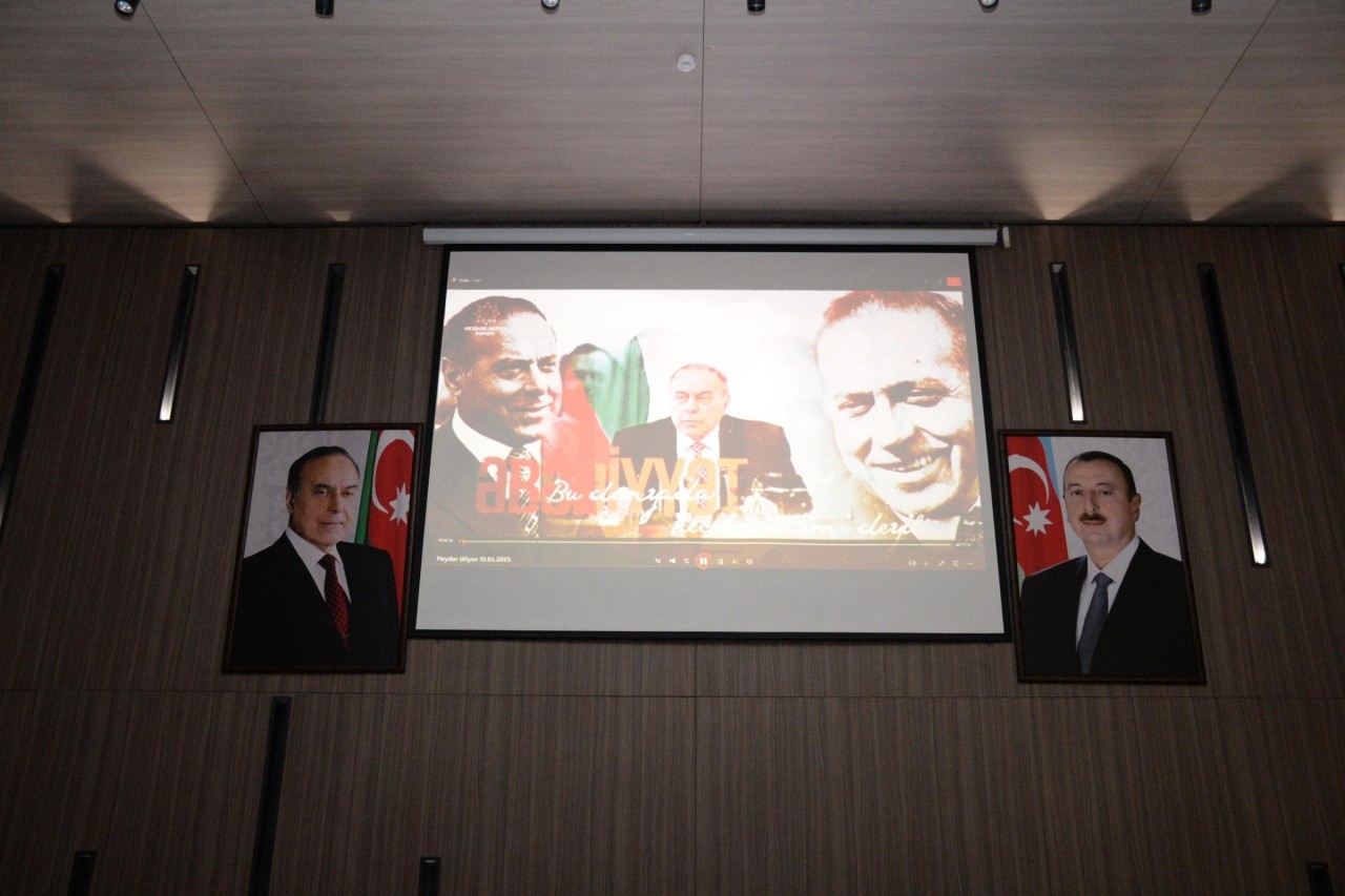 Ədliyyə Nazirliyinin rəhbərliyi Heydər Əliyevin məzarını ziyarət edib - FOTOLAR