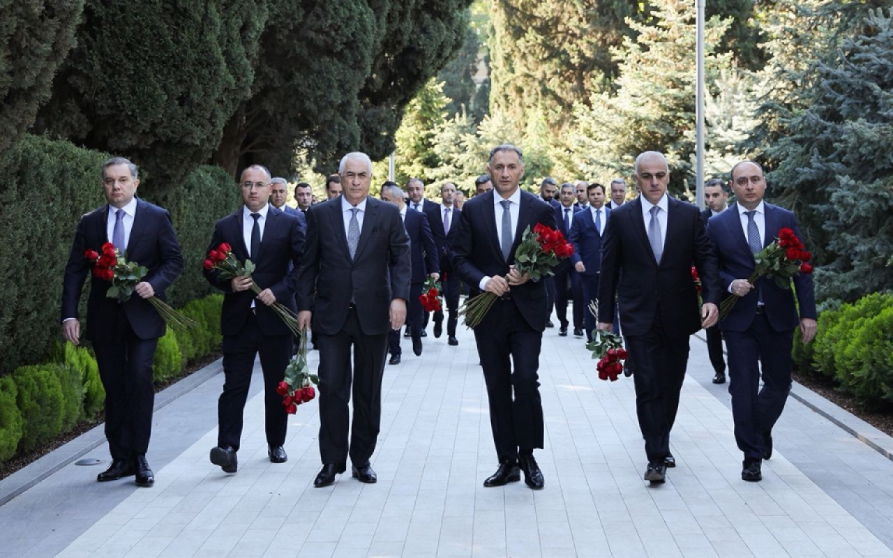 RİNN kollektivi Ulu Öndərin məzarını ziyarət edib -FOTOLAR RİNN kollektivi Ulu Öndərin məzarını ziyarət edib -FOTOLAR