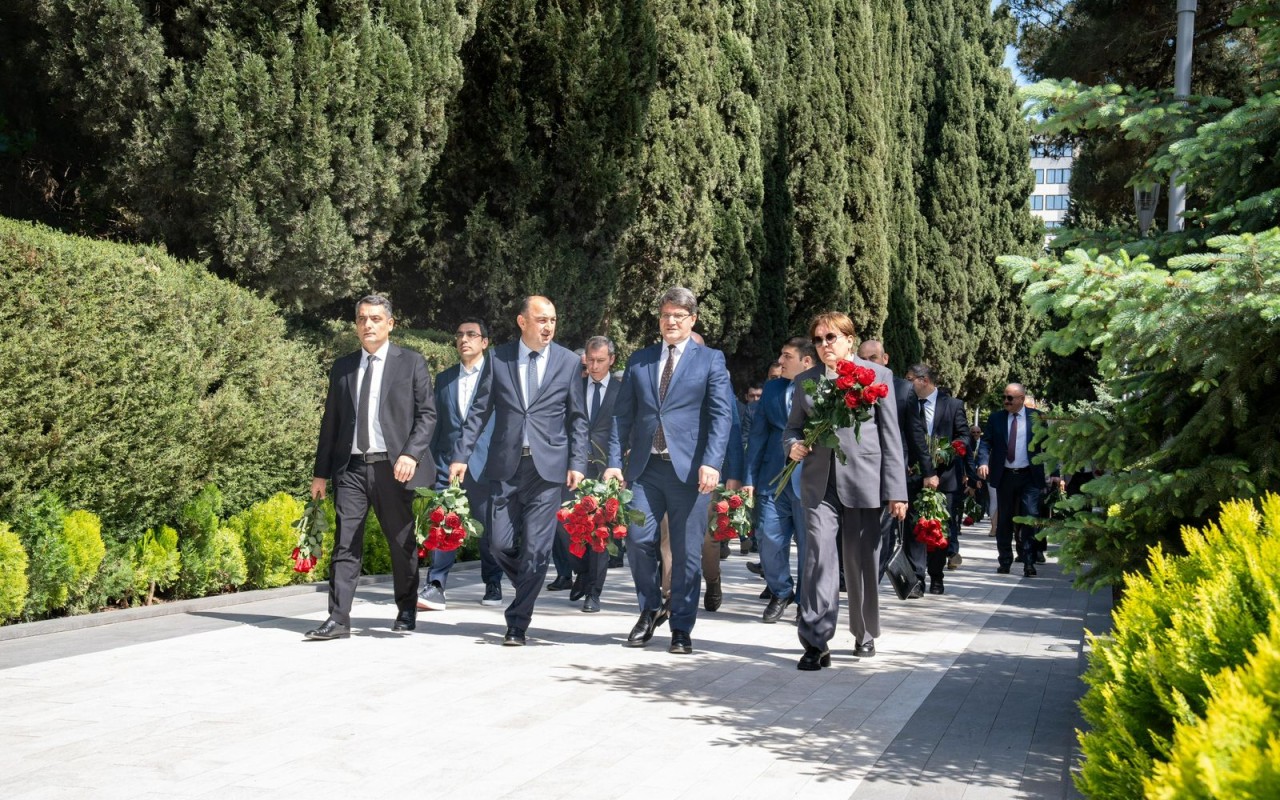 ETSN kollektivi Ulu Öndərin məzarını ziyarət edib -FOTOLAR ETSN kollektivi Ulu Öndərin məzarını ziyarət edib -FOTOLAR