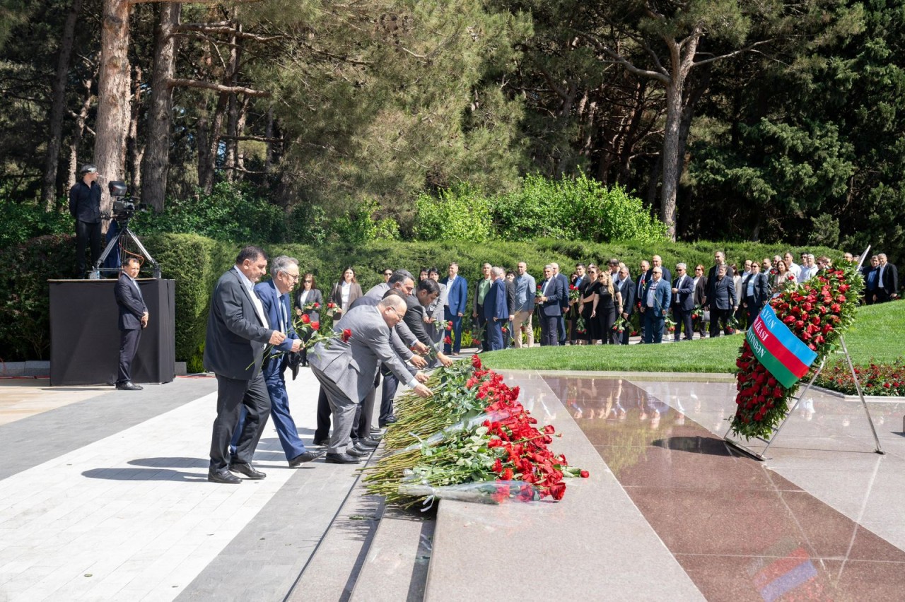 ETSN kollektivi Ulu Öndərin məzarını ziyarət edib - FOTOLAR
