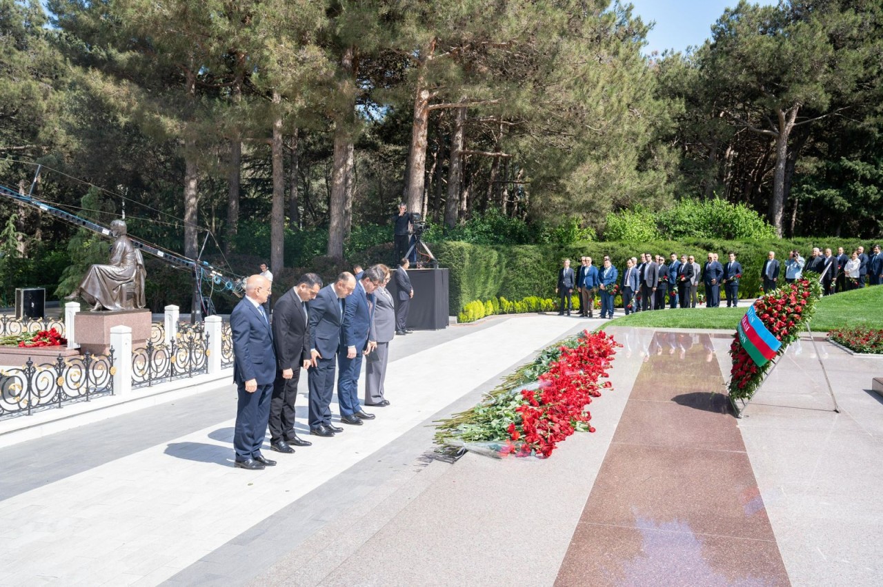 ETSN kollektivi Ulu Öndərin məzarını ziyarət edib - FOTOLAR