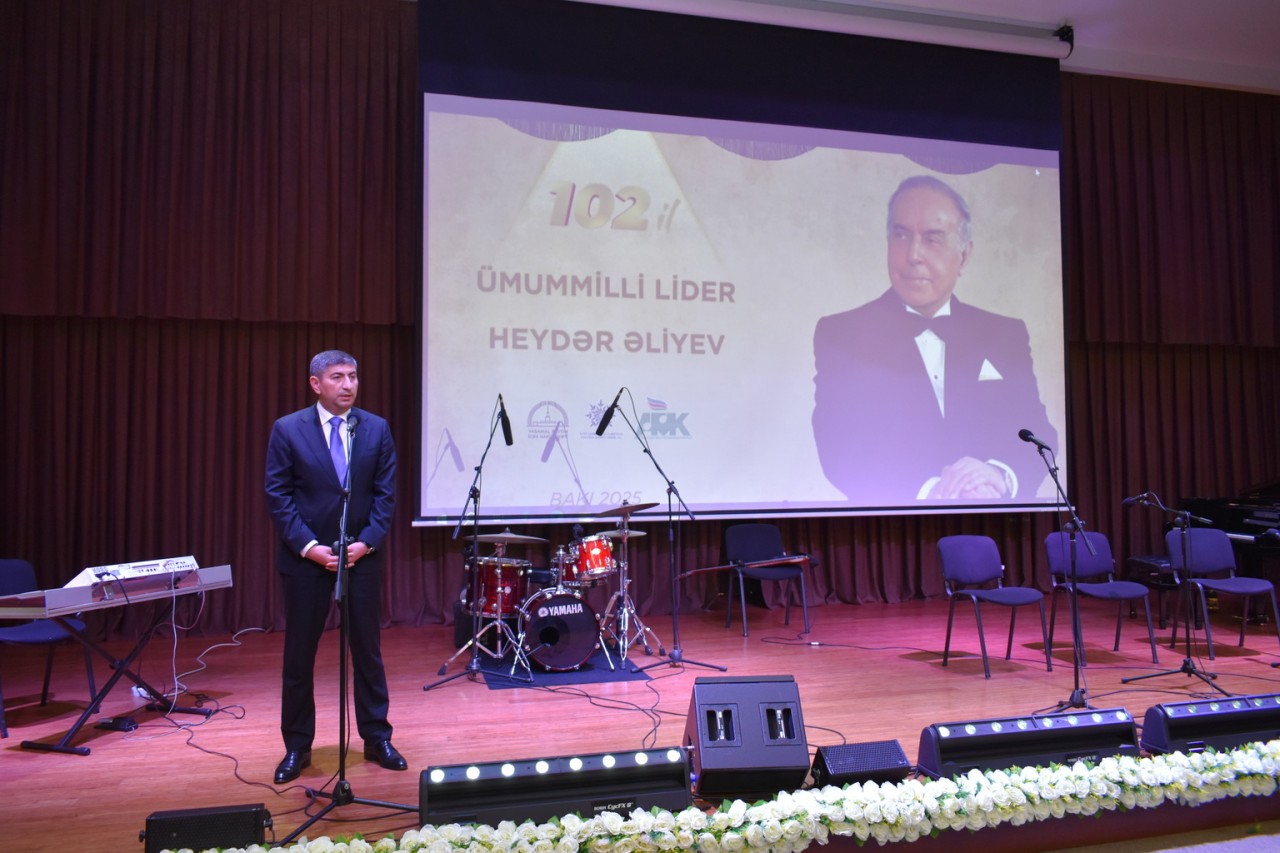 Yasamal rayon ictimaiyyəti Ulu Öndərin xatirəsini yad edib - FOTOLAR